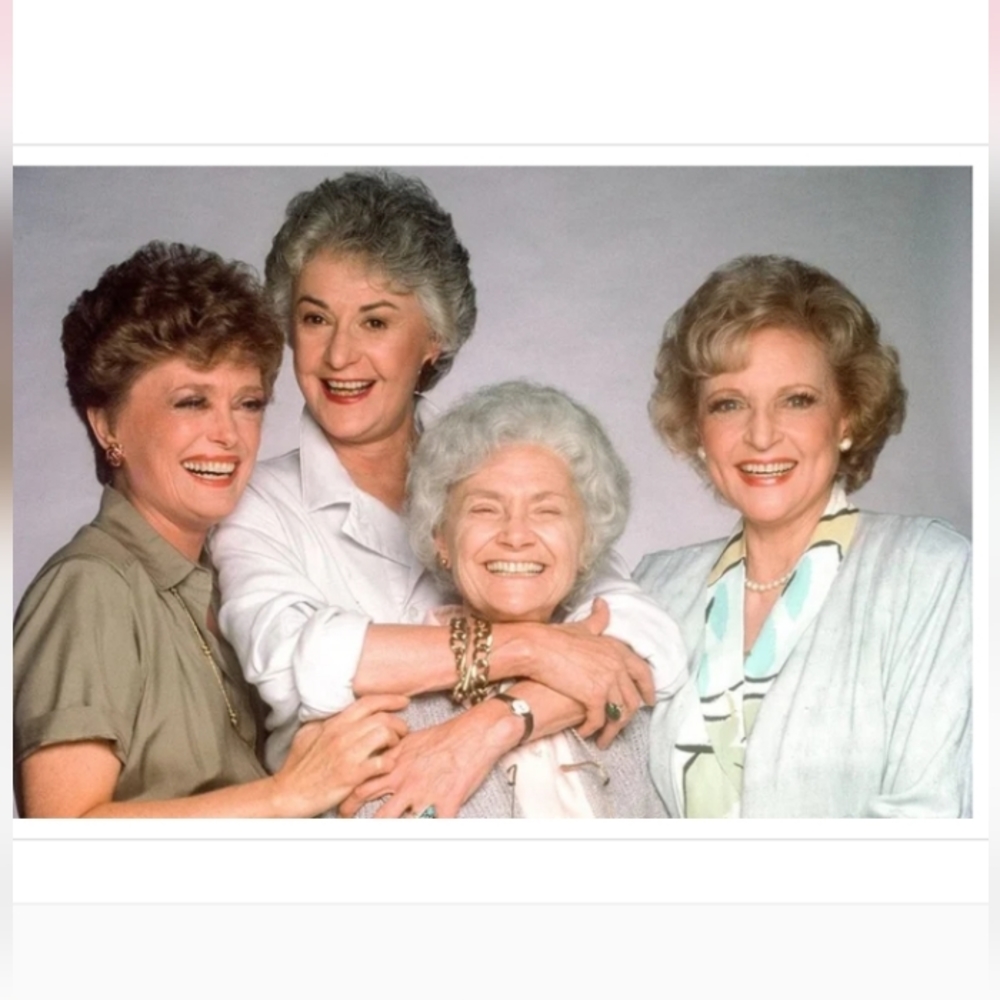 Set Worn Golden Girls White Beaded Necklace